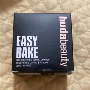 Huda Beauty Easy Bake Loose Powder